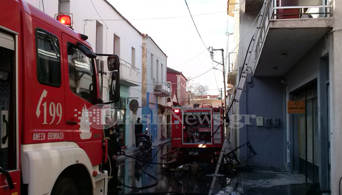 Κάηκε ολοσχερώς σπίτι στο κέντρο των Καλυβών (φωτό-βίντεο)