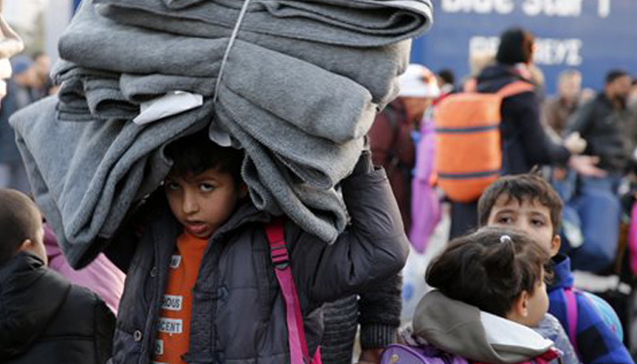 Έκκληση για εθελοντές στο λιμάνι τους Πειραιά – Χιλιάδες οι πρόσφυγες