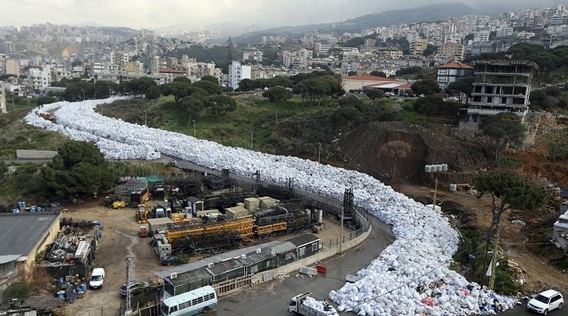 «Ποτάμι» σκουπιδιών… πνίγει τη Βηρυτό (φωτο)