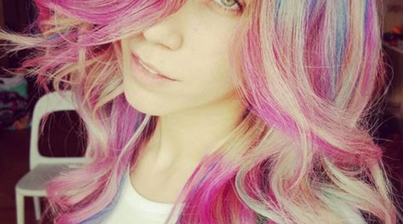 Στικούδη: Με ζαρτιέρες και πολύχρωμα μαλλιά στο νέο της κλιπ