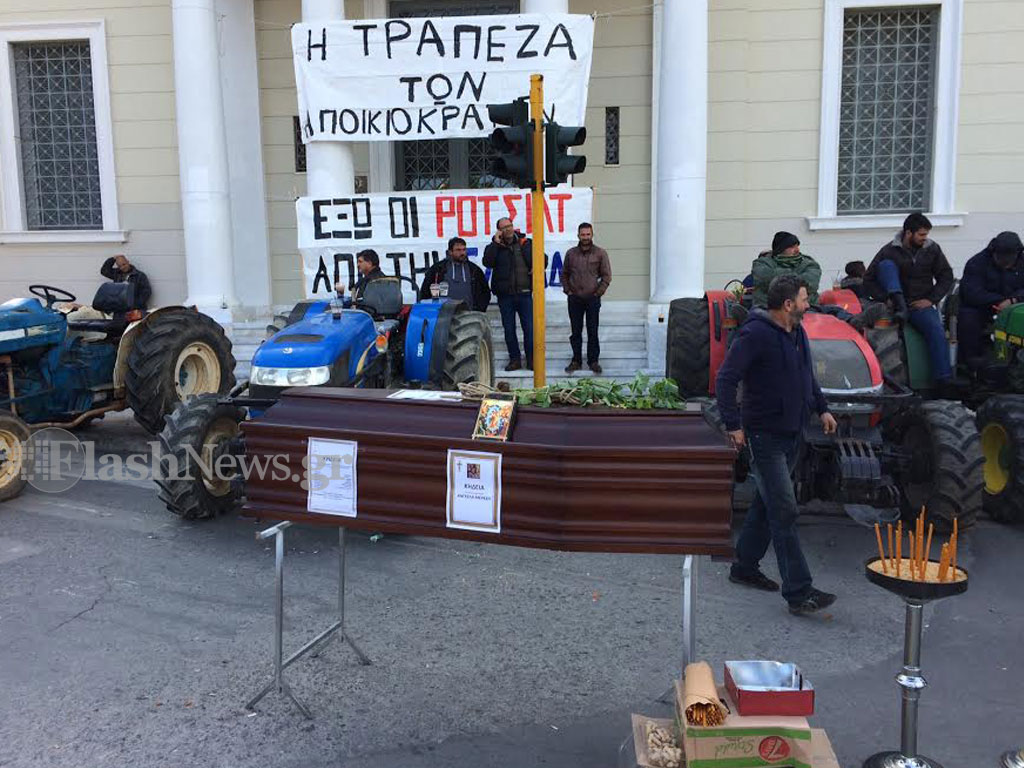 Αποκλεισμοί κτιρίων απο αγρότες της Κρήτης που μένουν και στα μπλόκα