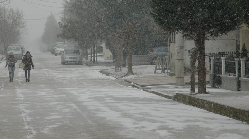 Χιονίζει στην Αττική – Έκλεισε ο δρόμος από Πεντέλη για Ν. Μάκρη
