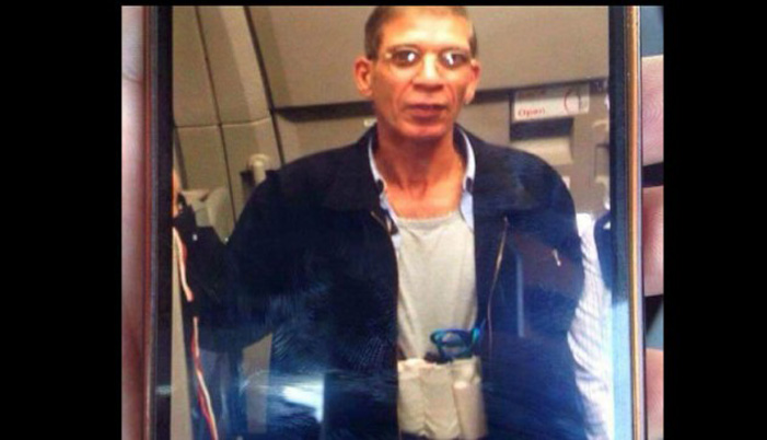 Ο αιγύπτιος αεροπειρατής φέρεται να παραδόθηκε