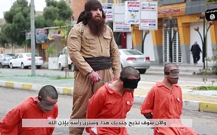 Εικόνες-φρίκης με μαχητή του ISIS να αποκεφαλίζει τρεις κρατούμενους