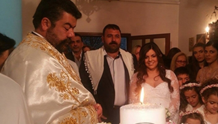 Ο παπα Ανδρέας πάντρεψε την κόρη του. Κουμπάρος ο Δημήτρης Γιαννακόπουλος
