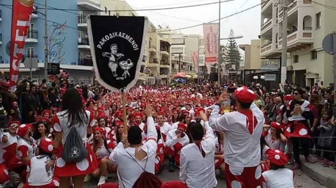 “Σείστηκε” το Ρέθυμνο από τη μεγάλη καρναβαλική παρέλαση (βίντεο + φωτο)