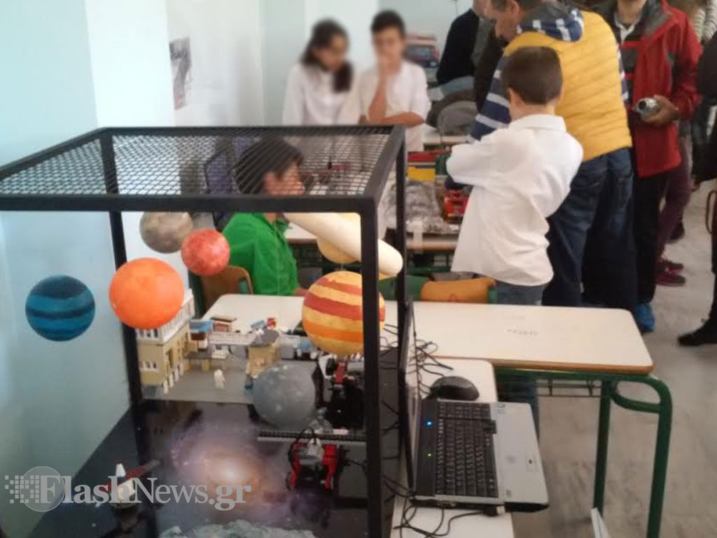 Μαθητές δημοτικού δείχνουν τα “ρομπότ” που κατασκεύασαν (φωτο)