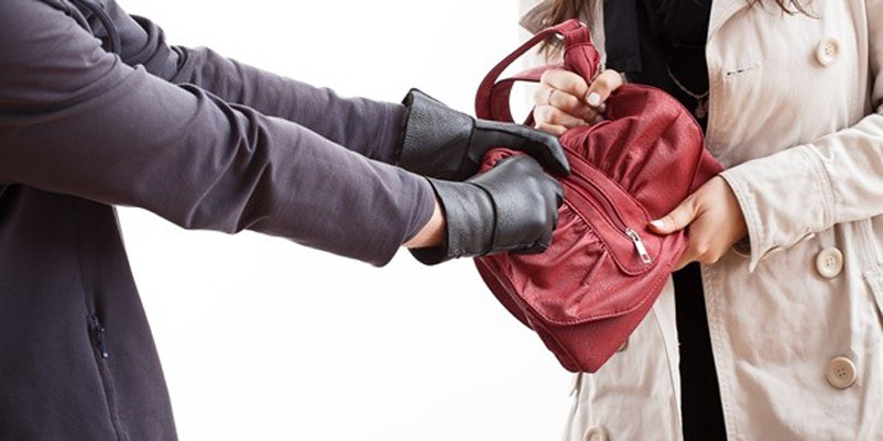 «Τσαντάκηδες» άρπαξαν από 34χρονη τσάντα με 1.500 ευρώ
