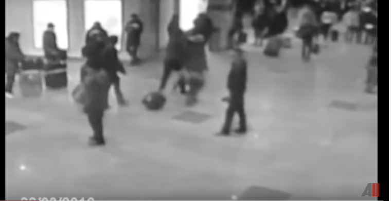 Η στιγμή της έκρηξης στο αεροδρόμιο στις Βρυξέλλες (βίντεο)