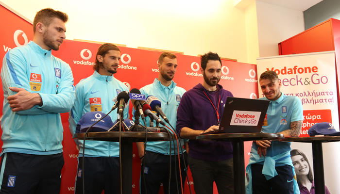 Οι παίκτες της Εθνικής Ομάδας Ποδοσφαίρου σε κατάστημα της Vodafone