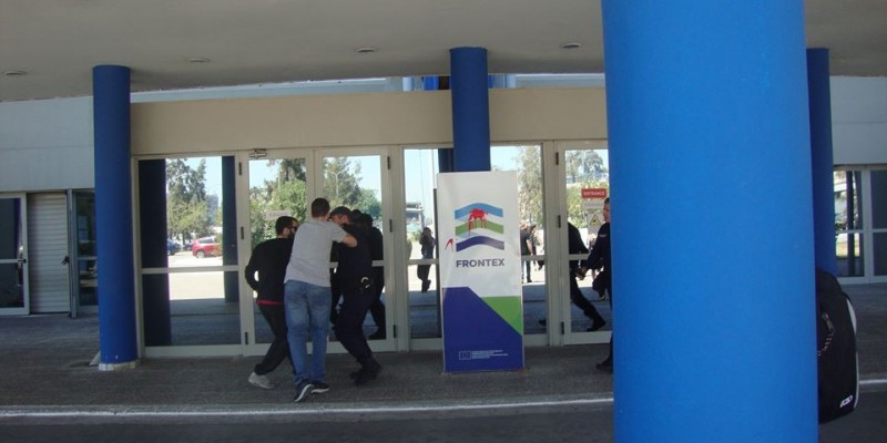 Εισβολή αντιεξουσιαστών στο υπουργείο Ναυτιλίας (φωτο)