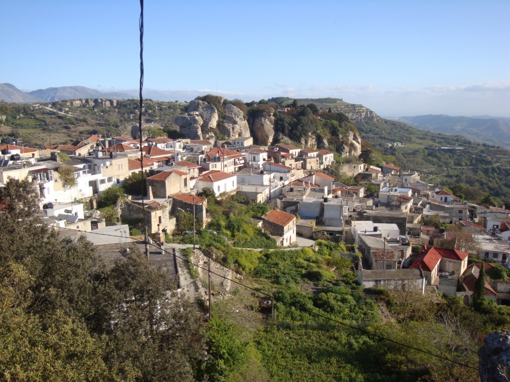 Βράχοι “κρέμονται” πάνω από χωριό της Κρήτης! (βίντεο)