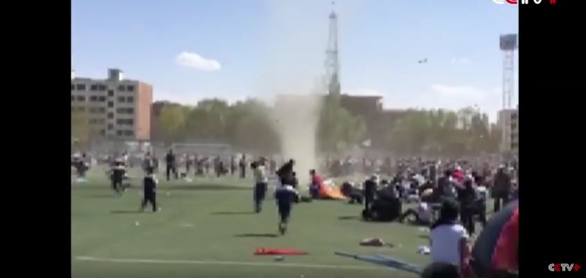 Ανεμοστρόβιλος σήκωσε στον αέρα μαθητή στην Κίνα (βίντεο)