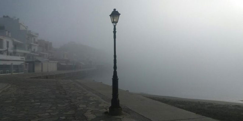 Πόλη βγαλμένη σαν από θρίλερ – Ομίχλη σκέπασε την Ιεράπετρα (φωτο)