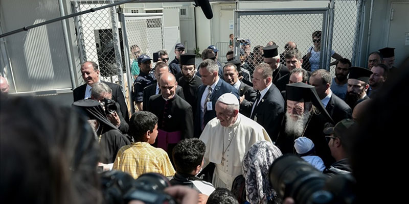Συγκλονιστικές σκηνές με τους πρόσφυγες και τον Πάπα στον  Μόρια (βίντεο)