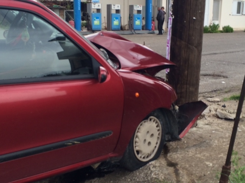 Αυτοκίνητο σε τρελή πορεία  “καρφώθηκε” σε στύλο – Ένας τραυματίας