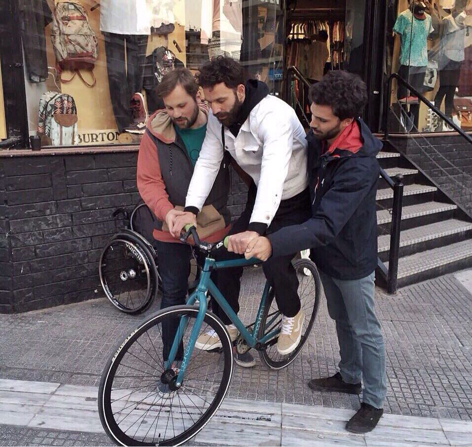 Ο Αντώνης Τσαπατάκης ανεβαίνει σε ποδήλατο και ρίχνει το instagram