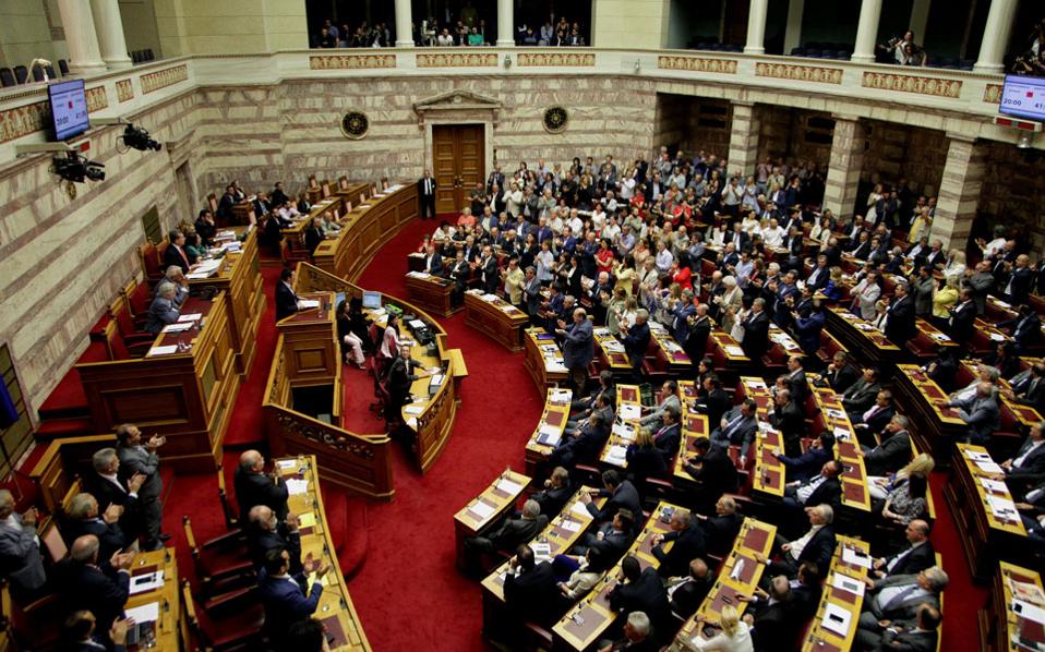 Απευθείας η συζήτηση στη Βουλή για τα δάνεια κομμάτων και ΜΜΕ (βίντεο)