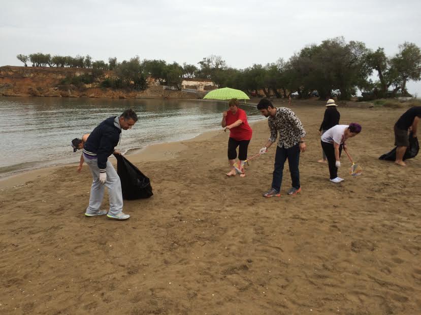 Καθάρισαν την παραλία των  Αγ. Αποστόλων (φωτο)