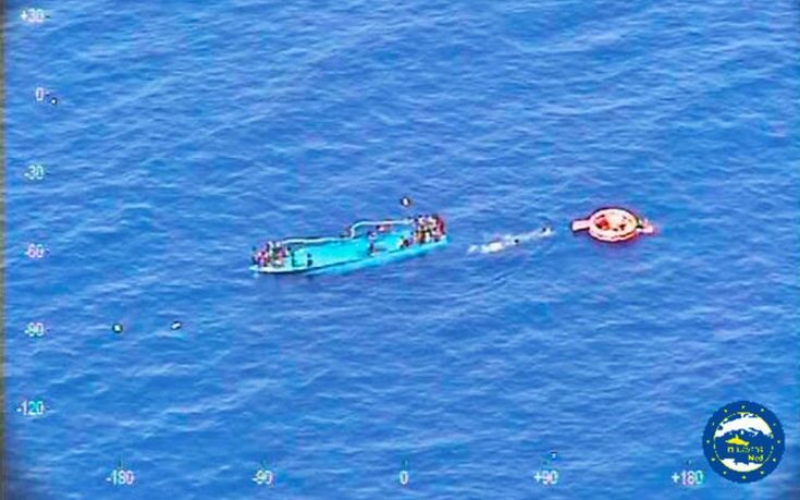 Μετανάστες που διασώθηκαν είδαν άλλο ένα πλοίο να βυθίζεται