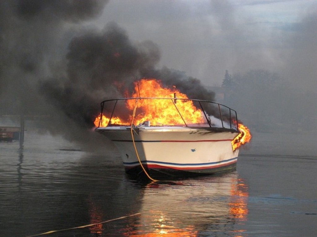 Αλιευτικό σκάφος τυλίχτηκε στις φλόγες