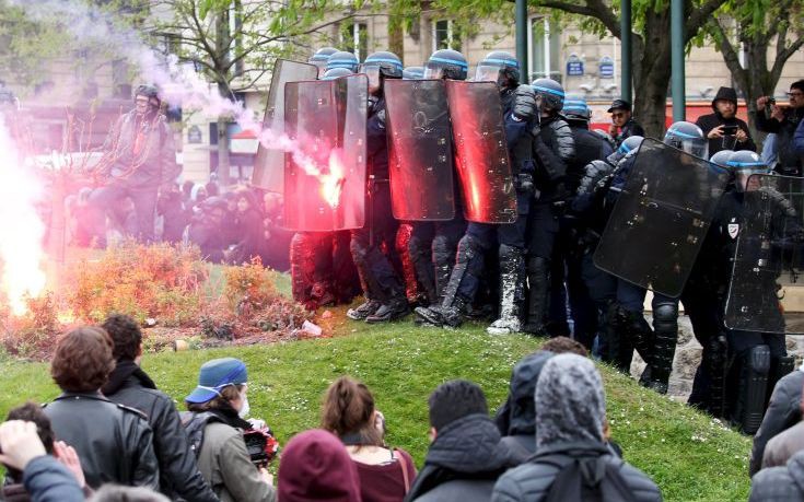 Οι αστυνομικοί στο χορό των διαδηλώσεων στη Γαλλία