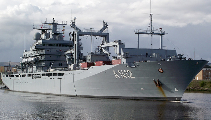 Γερμανικό πολεμικό πλοίο στην προβλήτα του λιμανιού της Σούδας