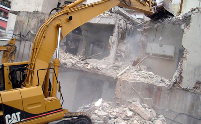 Εργασίες κατεδαφίσεων επικινδύνως ετοιμόρροπων κτισμάτων στο Ηράκλειο