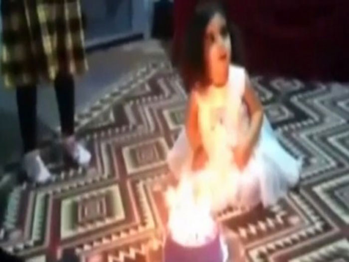 2χρονο κοριτσάκι τυλίχτηκε στις φλόγες όταν πήγε να σβήσει τούρτα (βίντεο)