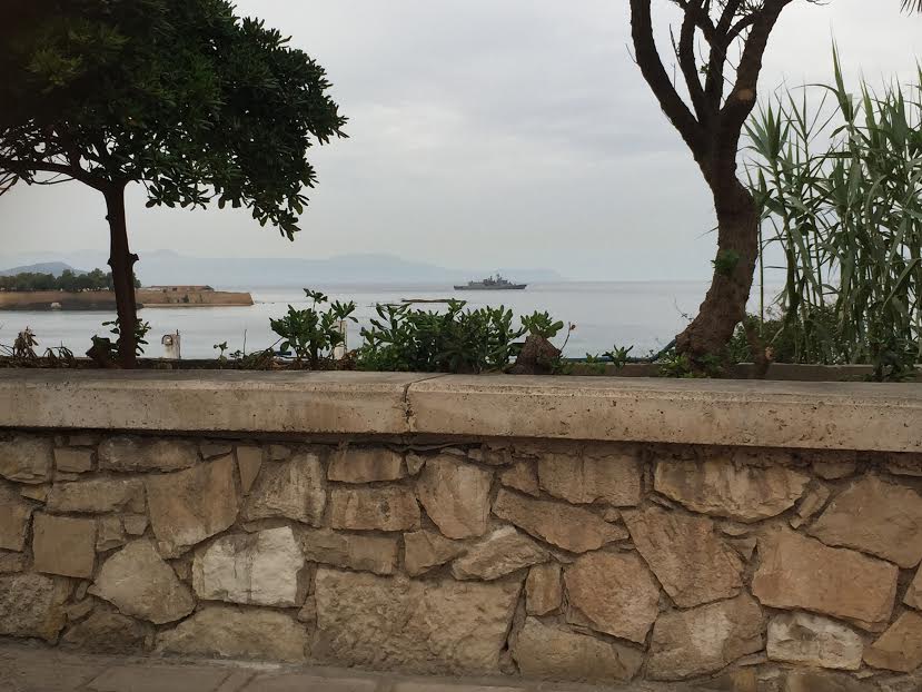 Μια φρεγάτα έξω από τη θάλασσα του Κουμ Καπί (φωτο)