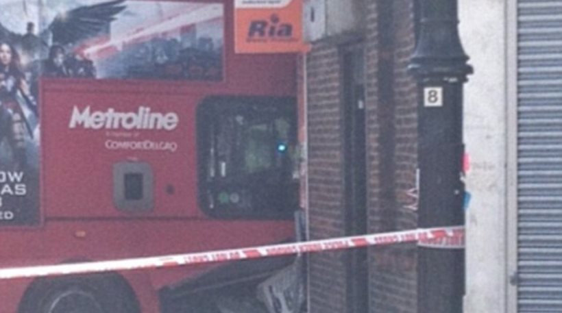 Απίστευτες εικόνες: Λεωφορείο καρφώθηκε σε κατάστημα στο Λονδίνο