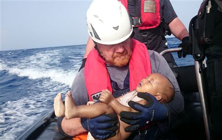 Γροθιά στις συνειδήσεις η φωτογραφία μωρού που πνίγηκε στη Μεσόγειο