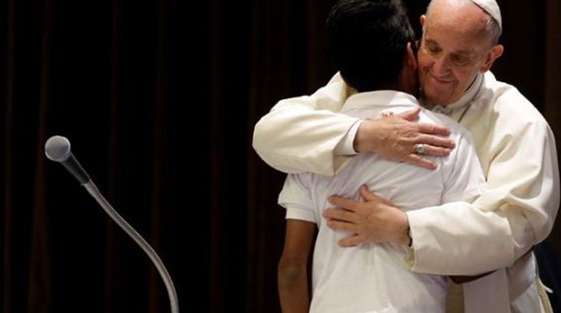 Ο πάπας Φραγκίσκος υποδέχθηκε ορφανά που έχασαν τους γονείς τους σε ναυάγια