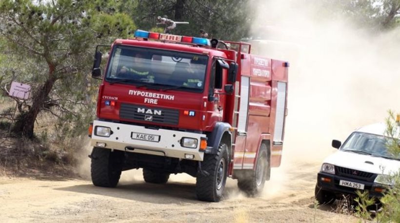 Ανατράπηκε πυροσβεστικό όχημα – Καλά στην υγεία τους οι πυροσβέστες