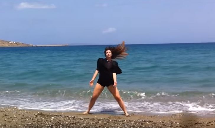 Μια Κρητικιά που μας ταξιδεύει μέσα από τον χορό της στην Κρήτη!