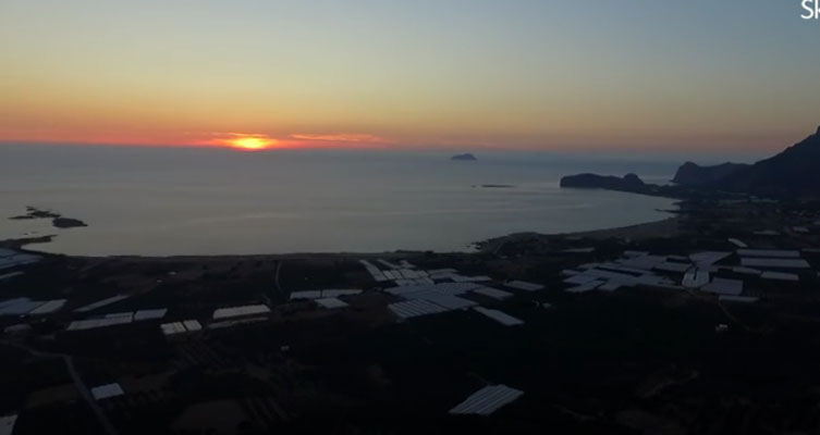 Τύφλα να έχει η Σαντορίνη – Εντυπωσιακό ηλιοβασίλεμα στα Φαλάσαρνα (βίντεο)