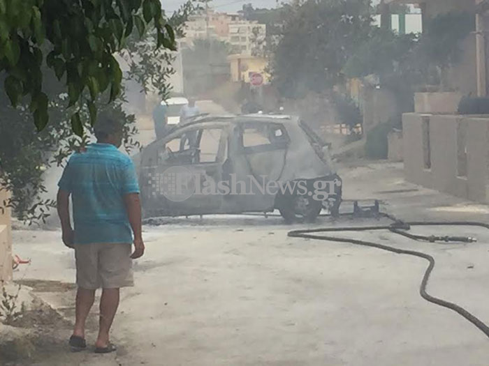 Αυτοκίνητο τυλίχτηκε στις φλόγες μετά από τροχαίο στη Λ.Σούδας (φωτο)