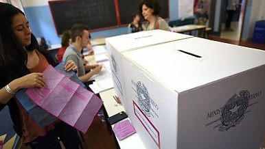 Οι Ιταλοί ψηφίζουν για τον δεύτερο γύρο των δημοτικών εκλογών