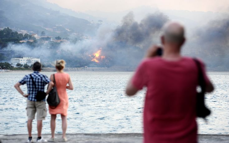 Υποψίες για δράση εμπρηστών αλλά και της μαφίας στη φλεγόμενη Σικελία