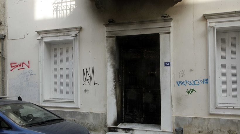 Eπίθεση αντιεξουσιαστών στο σπίτι του Αλέκου Φλαμπουράρη στα Εξάρχεια