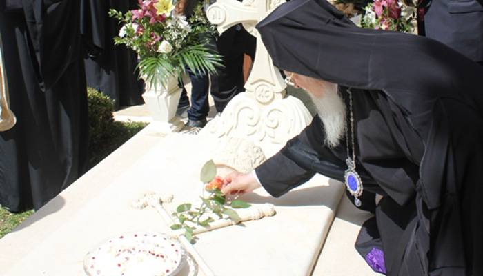 Ένα τριαντάφυλλο από τον Βαρθολομαίο στο μνήμα του Ειρηναίου Γαλανάκη-φωτο
