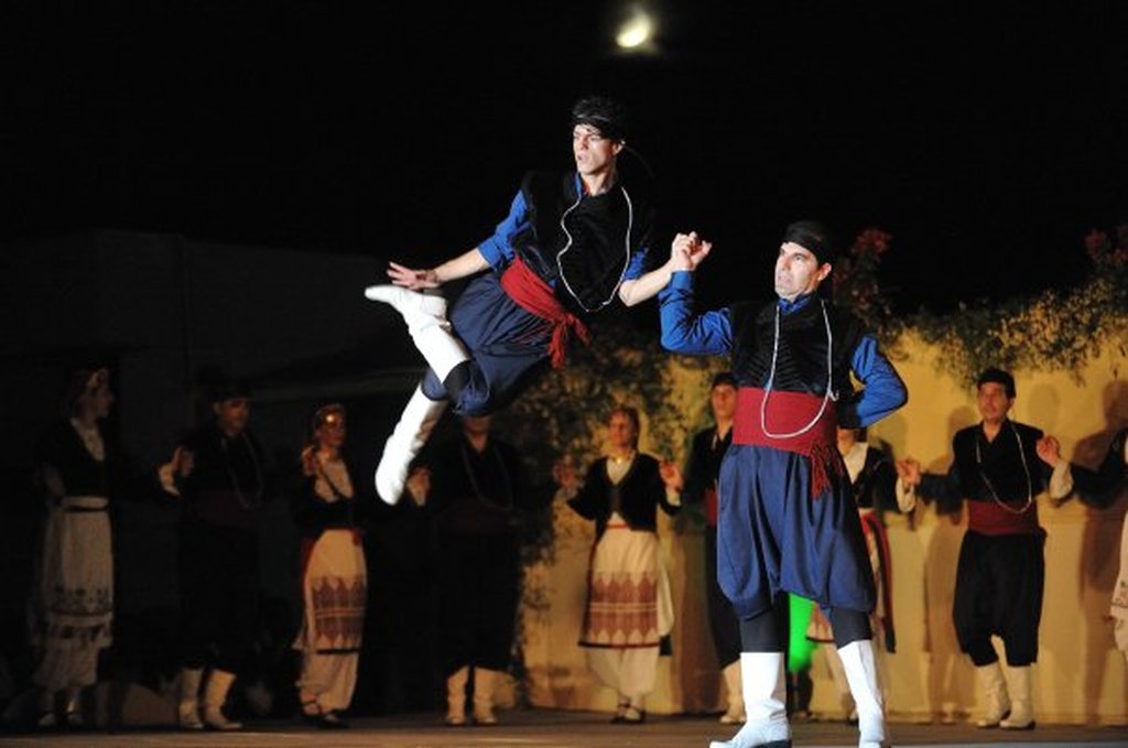 Δεύτερο φεστιβάλ παραδοσιακών χορών στο λιμάνι των Καλυβών