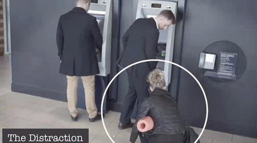 Το κόλπο των επιτήδειων για να κλέβουν το pin και την κάρτα σας από τα ATM