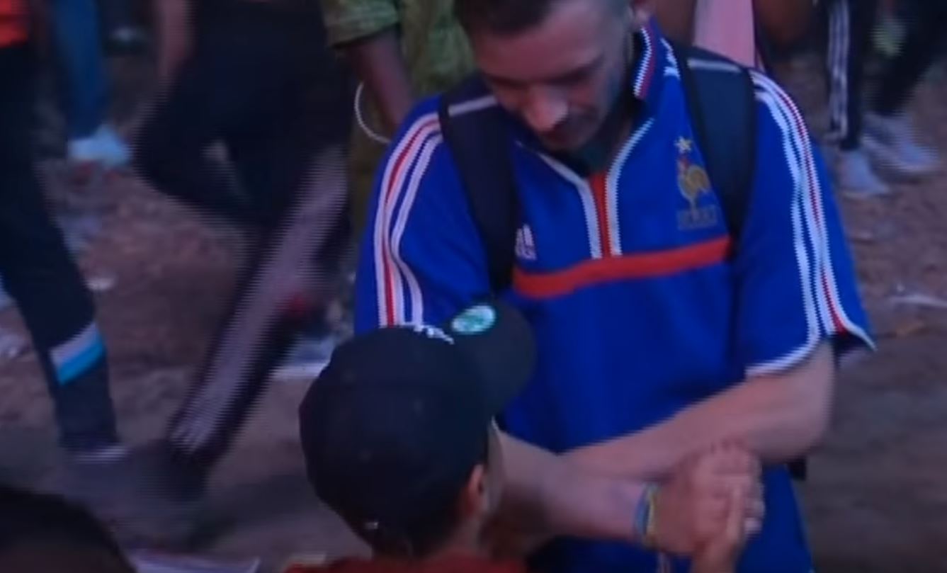 Πορτογάλος πιτσιρικάς παρηγορεί Γάλλο φίλαθλο που κλαίει! (βίντεο)