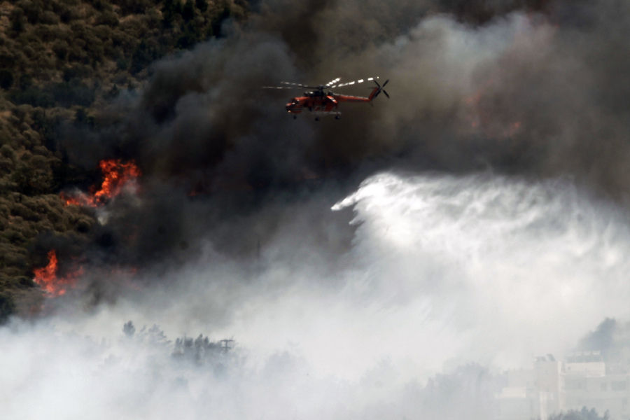 Συναγερμός από μεγάλη φωτιά στην Κρήτη κοντά σε οικισμό (βίντεο)