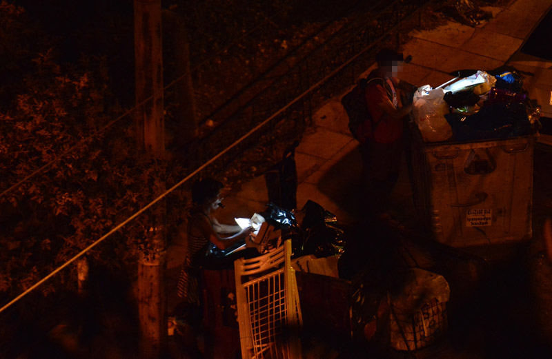 Φωτογραφίες: Εξαθλιωμένοι Έλληνες ψάχνουν φαγητό στα σκουπίδια…
