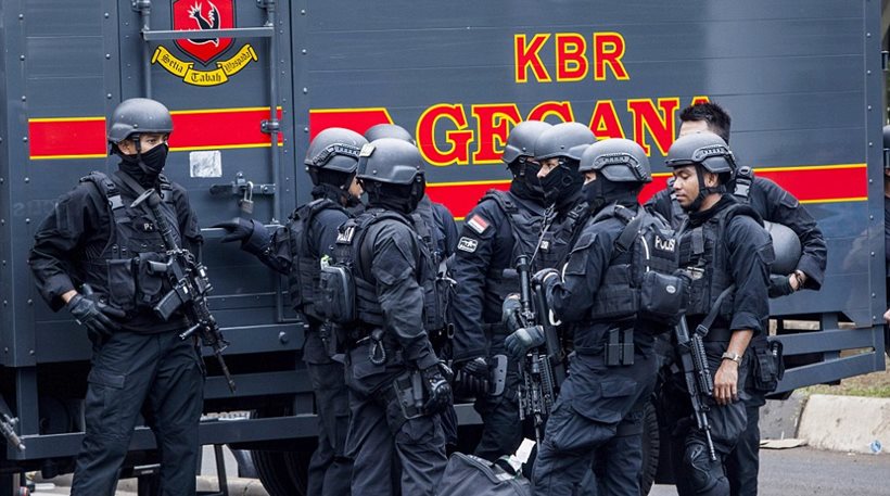 Ινδονησία: Ανατινάχτηκε μπροστά από αστυνομικό σταθμό
