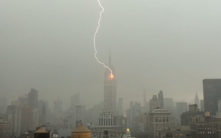 Η στιγμή που κεραυνός χτυπά το Empire State Building