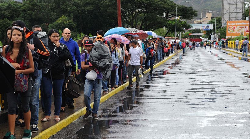 Βενεζουέλα: 35.000 πεινασμένοι άνθρωποι πέρασαν στην Κολομβία για τρόφιμα