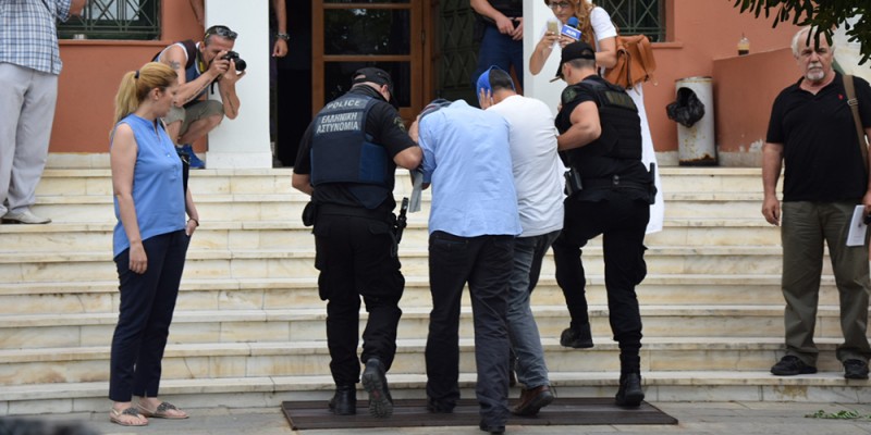 Πέταξαν όπλα & ηλεκτρονικό εξοπλισμό πριν έρθουν στην Ελλάδα οι Τουρκοι